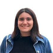Profesora de inglés que imparte clase a niños y jóvenes de todos los niveles